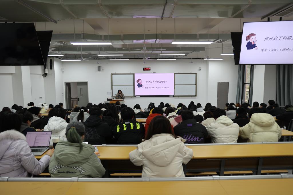 张红芳副经理作题为“学术资源获取与利用助力科研创新”的学术讲座